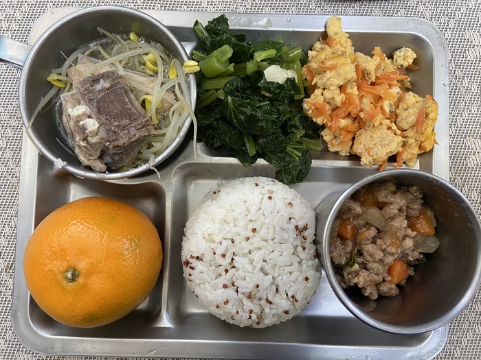 紅黎飯/打拋豬/紅蘿蔔炒蛋/油菜/黃芽排骨湯